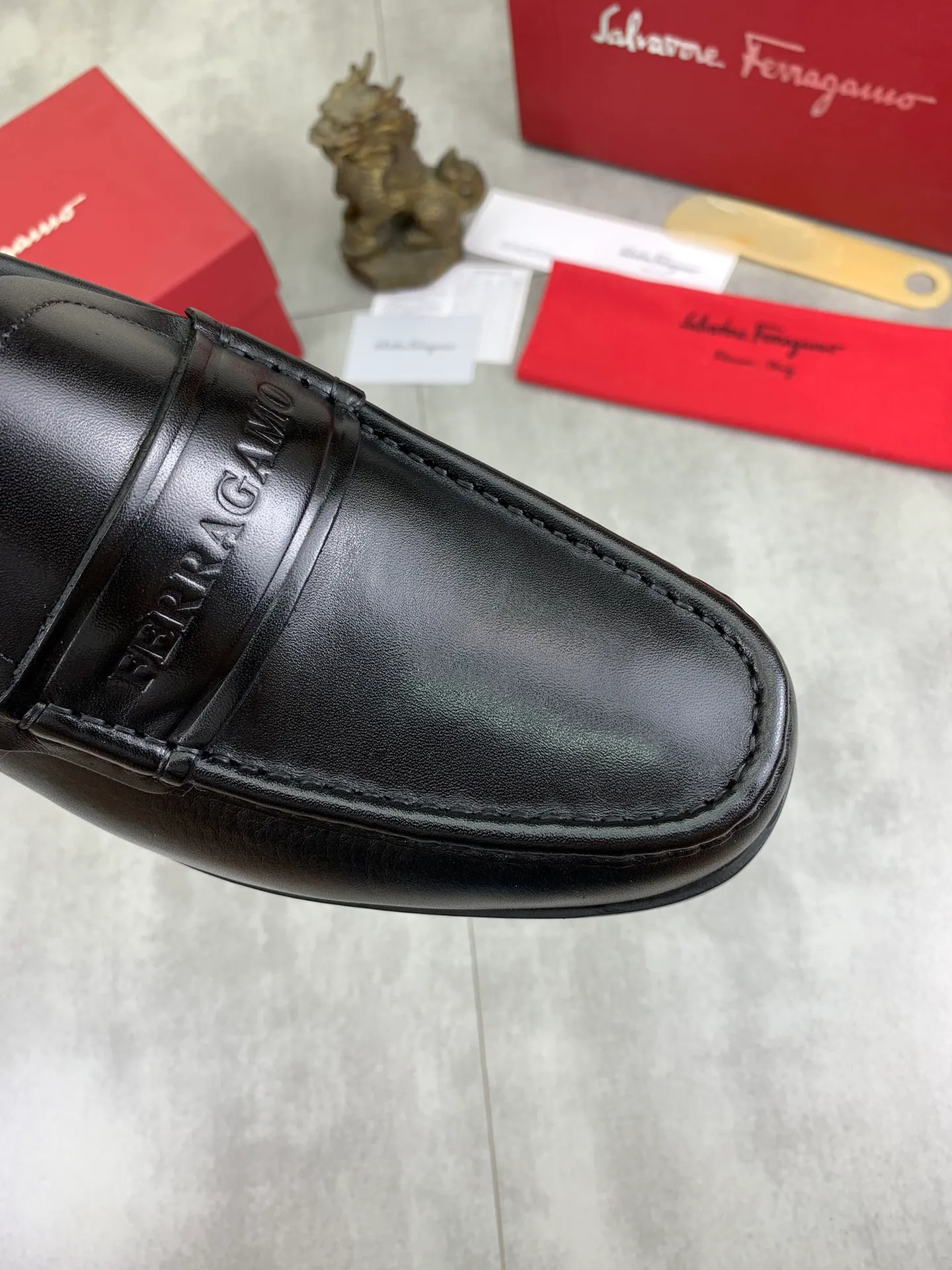 Men's Men's Shoes 💰P460💰[New Style] Water-dyed Niuli 🆘[Salvatore Ferragamo] Ferragamo's latest casual business leather shoes for men! Available at counters simultaneously! The fabric is made of specially imported original calfskin, and the interior is made of imported water-dyed cowhide. It is absolutely luxurious and leads the fashion trend. Matching code: 38-45; 3⃣️ colors available